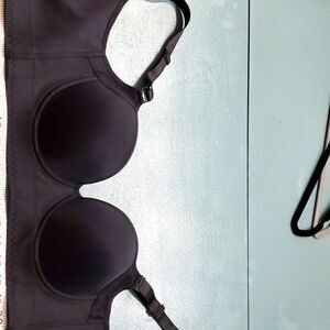 Black bra, no name. Size 36/80E lots of hooks. Wire bra.